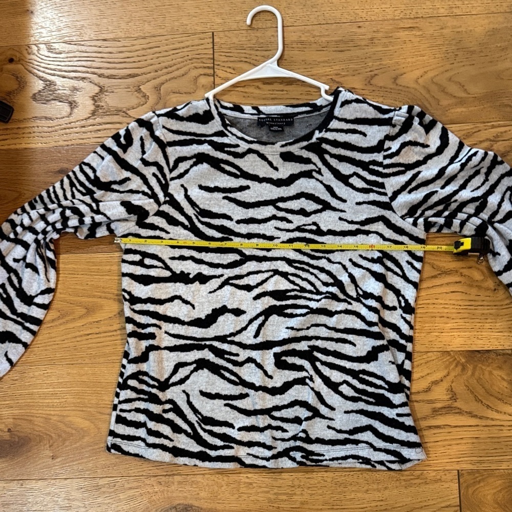 Zebra Print Sweatshirt in Black and Gray Social Standard Sanctuary Medium. A35 - Picture 7 of 9